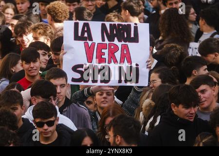 Naples, Italie. 27 novembre 2024. Liberiamo Napoli défilé dédié à la mémoire des filles et des garçons victimes des guerres de camorra, de la violence urbaine et de la marginalité sociale, défilé dans les rues de naples, 27 novembre 2024.&#XA ; crédit : Live Media Publishing Group/Alamy Live News Banque D'Images