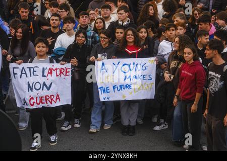 Naples, Italie. 27 novembre 2024. Liberiamo Napoli défilé dédié à la mémoire des filles et des garçons victimes des guerres de camorra, de la violence urbaine et de la marginalité sociale, défilé dans les rues de naples, 27 novembre 2024.&#XA ; crédit : Live Media Publishing Group/Alamy Live News Banque D'Images