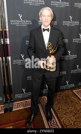 25 novembre 2024, New York, New York, États-Unis : David E. Kelly, récipiendaire du prix Founders Award, pose dans la salle de presse avec le trophée lors des International Emmy Awards à l'hôtel Hilton Times Square à New York le 25 novembre 2024 (image crédit : © Lev Radin/Pacific Press via ZUMA Press Wire) USAGE ÉDITORIAL SEULEMENT! Non destiné à UN USAGE commercial ! Banque D'Images