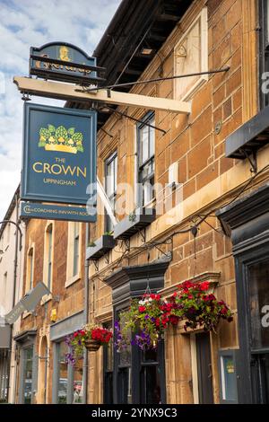 Royaume-Uni, Angleterre, Rutland, Uppingham, High Street East, paniers suspendus colorés à l'extérieur de l'hôtel Crown Banque D'Images