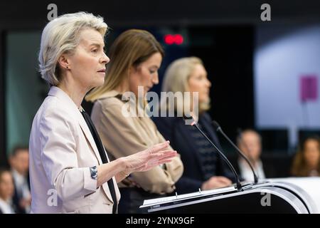 27 novembre 2024, France, Straßburg : Ursula von der Leyen (CDU), présidente de la Commission européenne, et Roberta Metsola (partit Nazzjonalista), présidente du Parlement européen, prennent la parole lors d'une conférence de presse dans le bâtiment du Parlement européen. Selon l'ordre du jour provisoire, le troisième jour de la session débutera par la présentation du Collège des commissaires désignés et de son programme par le Président élu de la Commission européenne. Il sera suivi par le vote sur l'élection de la nouvelle Commission européenne. Cela sera suivi de débats sur l'état de droit, omu Banque D'Images