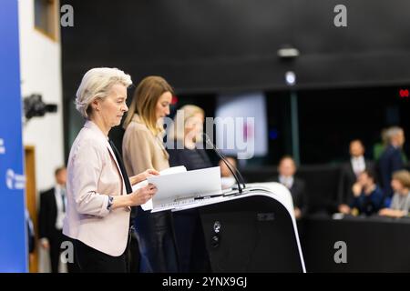 27 novembre 2024, France, Straßburg : Ursula von der Leyen (CDU), présidente de la Commission européenne, et Roberta Metsola (partit Nazzjonalista), présidente du Parlement européen, prennent la parole lors d'une conférence de presse dans le bâtiment du Parlement européen. Selon l'ordre du jour provisoire, le troisième jour de la session débutera par la présentation du Collège des commissaires désignés et de son programme par le Président élu de la Commission européenne. Il sera suivi par le vote sur l'élection de la nouvelle Commission européenne. Cela sera suivi de débats sur l'état de droit, omu Banque D'Images