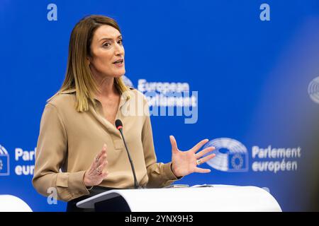 27 novembre 2024, France, Straßburg : Roberta Metsola (partit Nazzjonalista), présidente du Parlement européen, prend la parole lors d'une conférence de presse dans le bâtiment du Parlement européen. Selon l'ordre du jour provisoire, le troisième jour de la session commence par la présentation du Collège des commissaires désignés et de son programme par le Président élu de la Commission européenne. Il sera suivi par le vote sur l'élection de la nouvelle Commission européenne. Cela sera suivi de débats sur l'État de droit, les zones exemptes de fumée et d'aérosols et les cas de violation des droits de l'homme, la démocratie et Banque D'Images