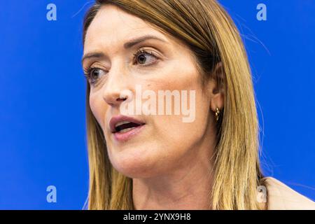 27 novembre 2024, France, Straßburg : Roberta Metsola (partit Nazzjonalista), présidente du Parlement européen, prend la parole lors d'une conférence de presse dans le bâtiment du Parlement européen. Selon l'ordre du jour provisoire, le troisième jour de la session commence par la présentation du Collège des commissaires désignés et de son programme par le Président élu de la Commission européenne. Il sera suivi par le vote sur l'élection de la nouvelle Commission européenne. Cela sera suivi de débats sur l'État de droit, les zones exemptes de fumée et d'aérosols et les cas de violation des droits de l'homme, la démocratie et Banque D'Images