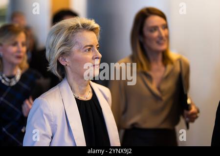 27 novembre 2024, France, Straßburg : Ursula von der Leyen (CDU), présidente de la Commission européenne, et Roberta Metsola (partit Nazzjonalista), présidente du Parlement européen, traversent le bâtiment du Parlement européen avant une conférence de presse. Selon l'ordre du jour provisoire, le troisième jour de la session débutera par la présentation du Collège des commissaires désignés et de son programme par le Président élu de la Commission européenne. Il sera suivi par le vote sur l'élection de la nouvelle Commission européenne. Cela sera suivi de débats sur la règle de la Banque D'Images