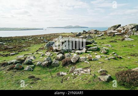 Coetan Arthur mégalithique préhistorique dolmen de chambre funéraire néolithique sur St Davids Head, Pembrokeshire, pays de Galles. Vue SW vers Ramsey Island Banque D'Images