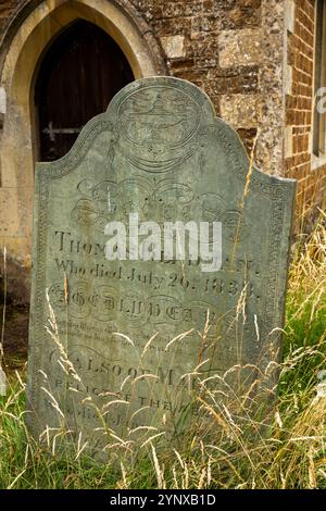 Royaume-Uni, Angleterre, Rutland, Braunston, Église de tous les Saints, 1833 Pierre tombale en ardoise Thomas Beadman Banque D'Images