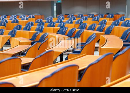 2024-11-26 Néerlandais Tweede Kamer débat plénier DEN HAAG, PAYS-BAS - NOVEMBRE 26 : chaises vides à l'intérieur de la Tweede Kamer le 26 novembre 2024 à Den Haag, pays-Bas Den Haag Tweede Kamer pays-Bas contenu non disponible pour redistribution aux pays-Bas directement ou indirectement par des tiers. Droit d'auteur : xJohnxBeckmannx Banque D'Images