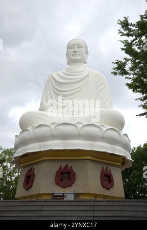 NHA TRANG, VIETNAM - 31 DÉCEMBRE 2015 : sculpture géante d'un Bouddha assis dans la pagode long son par temps nuageux. Nha Trang, Vietnam Banque D'Images