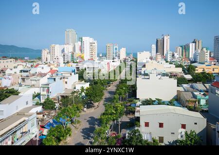 DA NANG, VIETNAM - 05 JANVIER 2016 : Rue de Da Nang moderne dans la journée ensoleillée Banque D'Images