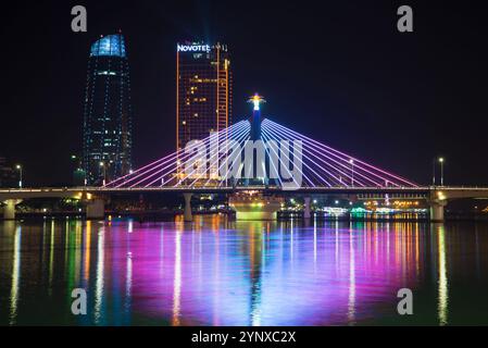 DA NANG, VIETNAM - 05 JANVIER 2016 : Pont sud sur la rivière Han lors de l'illumination nocturne Banque D'Images