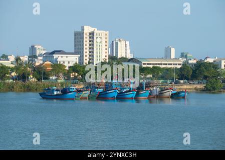 DA NANG, VIETNAM - 06 JANVIER 2016 : bateau de pêche sur la rivière Han par un matin ensoleillé Banque D'Images