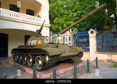 HANOI, VIETNAM - 09 JANVIER 2016 : char soviétique T-54B au Musée de l'Armée populaire du Vietnam Banque D'Images