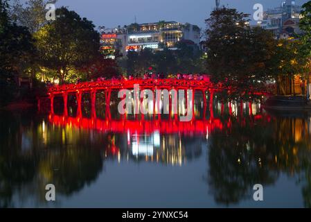 HANOI, VIETNAM - 10 JANVIER 2016 : le pont rouge (pont de la lumière du matin) sur le lac Hoan Kiem dans le crépuscule de la soirée Banque D'Images