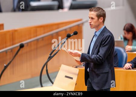 2024-11-26 Néerlandais Tweede Kamer débat plénier DEN HAAG, PAYS-BAS - NOVEMBRE 26 : Michiel van Nispen SP lors du débat plénier au Tweede Kamer le 26 novembre 2024 à Den Haag, pays-Bas Den Haag Tweede Kamer pays-Bas contenu non disponible pour redistribution aux pays-Bas directement ou indirectement par des tiers. Droit d'auteur : xJohnxBeckmannx Banque D'Images