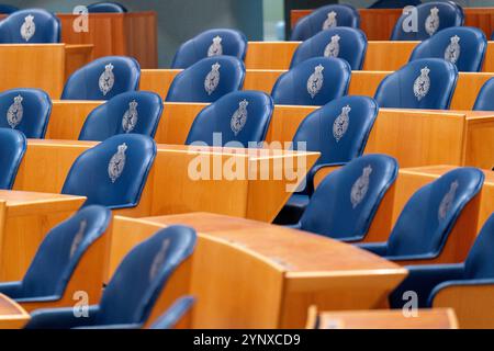 2024-11-26 Néerlandais Tweede Kamer débat plénier DEN HAAG, PAYS-BAS - NOVEMBRE 26 : chaises vides à l'intérieur de la Tweede Kamer le 26 novembre 2024 à Den Haag, pays-Bas Den Haag Tweede Kamer pays-Bas contenu non disponible pour redistribution aux pays-Bas directement ou indirectement par des tiers. Droit d'auteur : xJohnxBeckmannx Banque D'Images