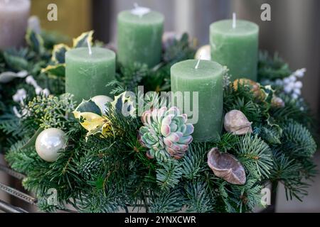 Couronne de l'Avent avec quatre bougies. Boule de Noël et décorations Banque D'Images
