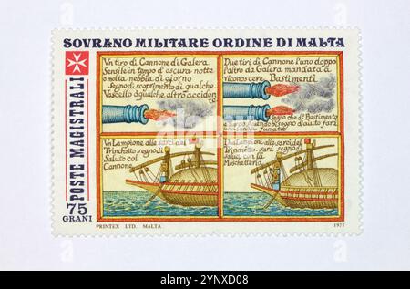 Timbre-poste émis par l'ordre souverain militaire de Malte en Italie en 1977 sur le thème de la signalisation antique Martime, passe-temps de collectionnement de timbres. Banque D'Images