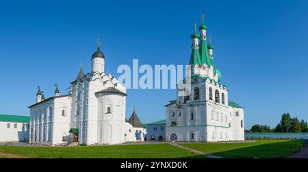 Temples du complexe de la Trinité du monastère Alexandre-Svirsky un matin de juillet. Région de Leningrad, Russie Banque D'Images