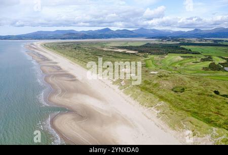 Harlech Beach sur Ceredigion Bay, Gwynedd, ouest du pays de Galles. Vue nord-ouest le long de la plage de sable et des dunes aux montagnes de Snowdonia. Antenne Banque D'Images