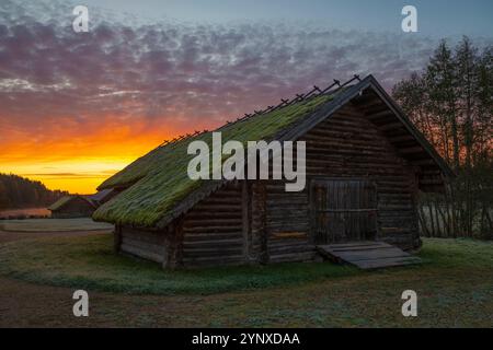 BUGROVO, RUSSIE - 18 OCTOBRE 2024 : une ancienne grange paysanne sur fond d'aube nuageuse d'octobre. Musée du village Pouchkine Banque D'Images