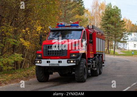 PUSHKINSKIE GORY, RUSSIE - 18 OCTOBRE 2024 : camion-citerne AC-6.0-40 basé sur le camion OURAL NEXT (Oural-5557) sur la route un jour nuageux d'octobre Banque D'Images