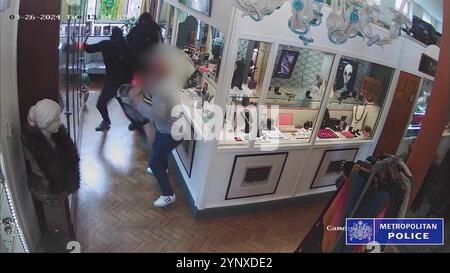 LES RÉDACTEURS NOTENT DES IMAGES FLOUES À LA SOURCE Capture d'écran tirée d'un document vidéo CCTV daté du 26/02/24 montrant le vol d'une bijouterie antique à Chelsea où deux ouvriers de magasin dans la soixantaine ont été attaqués avec un marteau à griffes. James Dixon et Stephen Loring faisaient partie d'un réseau de crime organisé basé dans le sud de Londres et ciblaient des camionnettes de transport de fonds, des bureaux de poste et un bijoutier dans une série d'agressions brutales qui ont laissé des victimes avec des blessures graves. Date d'émission : mercredi 27 novembre 2024. Banque D'Images