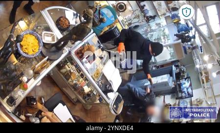 LES RÉDACTEURS NOTENT QUE LES IMAGES SONT FLOUES À LA SOURCE Capture d'écran tirée d'un document de vidéosurveillance non daté montrant le vol d'une bijouterie antique à Chelsea où deux ouvriers de magasin dans la soixantaine ont été attaqués avec un marteau à griffes. James Dixon et Stephen Loring faisaient partie d'un réseau de crime organisé basé dans le sud de Londres et ciblaient des camionnettes de transport de fonds, des bureaux de poste et un bijoutier dans une série d'agressions brutales qui ont laissé des victimes avec des blessures graves. Date d'émission : mercredi 27 novembre 2024. Banque D'Images