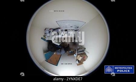 NOTE DES RÉDACTEURS IMAGES FLOUES À LA SOURCE Capture d'écran tirée d'un document vidéo CCTV daté du 31/05/24 montrant le vol d'un coffre-fort dans un magasin de grande rue. James Dixon et Stephen Loring faisaient partie d'un réseau de crime organisé basé dans le sud de Londres et ciblaient des camionnettes de transport de fonds, des bureaux de poste et un bijoutier dans une série d'agressions brutales qui ont laissé des victimes avec des blessures graves. Date d'émission : mercredi 27 novembre 2024. Banque D'Images