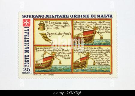 Timbre-poste émis par l'ordre souverain militaire de Malte en Italie en 1977 sur le thème de la signalisation antique Martime, passe-temps de collectionnement de timbres. Banque D'Images