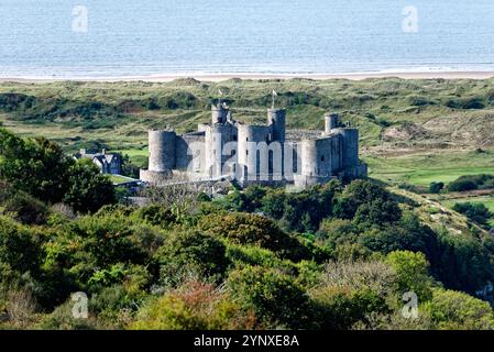 Château de Harlech, Gwynedd, ouest du pays de Galles. Forteresse médiévale construite par Édouard Ier à la fin du XIIIe siècle. Vue SW jusqu'à la baie de Ceredigion Banque D'Images