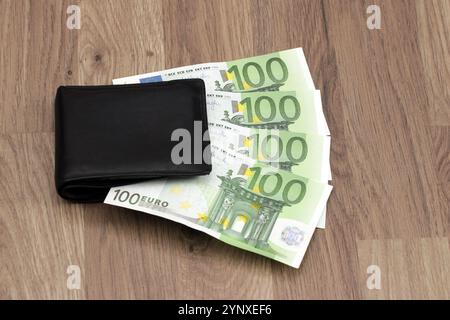 400 euros sortent du portefeuille. Quatre billets de banque papier de 100 euros chacun. Symbole pour les dépenses croissantes, l'inflation, payer les factures du ménage, salaire, Banque D'Images