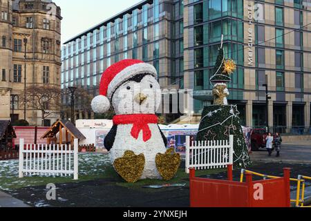 Sheffield centre-ville jardins de la paix Winter Wonderland Angleterre Penquin de Noël Banque D'Images