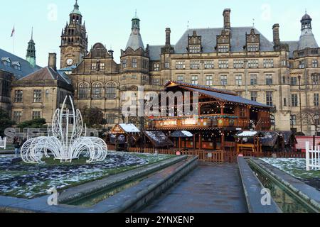 Sheffield centre-ville jardins de la paix Winter Wonderland Angleterre Royaume-Uni, Alpine Lodge bar, bâtiment temporaire en bois Banque D'Images