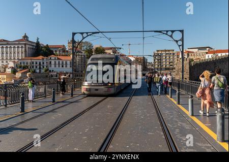 Porto, Portugal - 12 septembre 2024 : Tram approchant du quai du pont Dom Luis I à Porto pendant un après-midi ensoleillé Banque D'Images