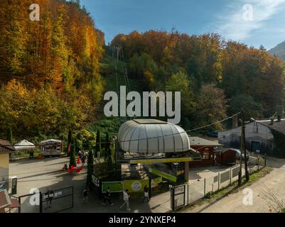 Lillafüred téléphérique, télésiège à travers la forêt et les collines de la campagne hongroise. Près de Miskolc. Couleurs d'automne étonnantes Banque D'Images