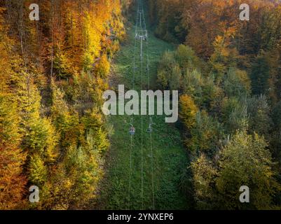 Lillafüred téléphérique, télésiège à travers la forêt et les collines de la campagne hongroise. Près de Miskolc. Couleurs d'automne étonnantes Banque D'Images