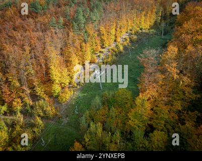 Lillafüred téléphérique, télésiège à travers la forêt et les collines de la campagne hongroise. Près de Miskolc. Couleurs d'automne étonnantes Banque D'Images