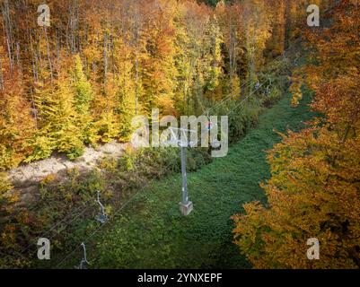 Lillafüred téléphérique, télésiège à travers la forêt et les collines de la campagne hongroise. Près de Miskolc. Couleurs d'automne étonnantes Banque D'Images