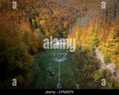 Lillafüred téléphérique, télésiège à travers la forêt et les collines de la campagne hongroise. Près de Miskolc. Couleurs d'automne étonnantes Banque D'Images