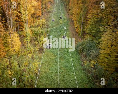 Lillafüred téléphérique, télésiège à travers la forêt et les collines de la campagne hongroise. Près de Miskolc. Couleurs d'automne étonnantes Banque D'Images