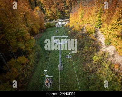 Lillafüred téléphérique, télésiège à travers la forêt et les collines de la campagne hongroise. Près de Miskolc. Couleurs d'automne étonnantes Banque D'Images