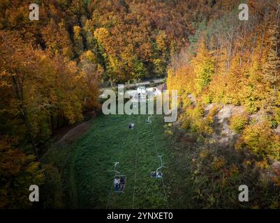 Lillafüred téléphérique, télésiège à travers la forêt et les collines de la campagne hongroise. Près de Miskolc. Couleurs d'automne étonnantes Banque D'Images