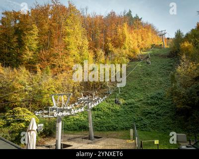 Lillafüred téléphérique, télésiège à travers la forêt et les collines de la campagne hongroise. Près de Miskolc. Couleurs d'automne étonnantes Banque D'Images