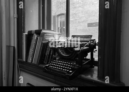 Machine à écrire Remington antique dans une fenêtre à la boutique de livres West Side à Ann Arbor Michigan USA Banque D'Images