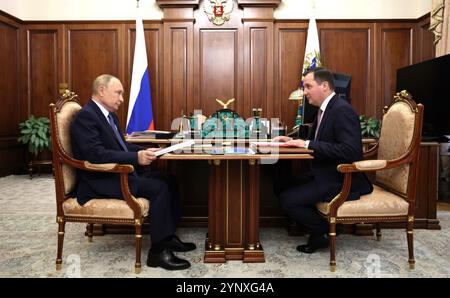 Moscou, Russie. 26 novembre 2024. Le président russe Vladimir Poutine, à gauche, écoute le gouverneur de la région d'Arkhangelsk, Alexander Tsybulsky, à droite, rapporter lors d'une réunion individuelle au Kremlin, le 26 novembre 2024 à Moscou, en Russie. Crédit : Vyacheslav Prokofyev/Kremlin Pool/Alamy Live News Banque D'Images