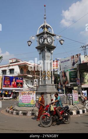 Tour de l'horloge connue localement sous le nom de Ghorir More érigée en 1910 en l'honneur du roi Édouard 7e, Chinsurah, Hooough, Bengale occidental, Inde Banque D'Images