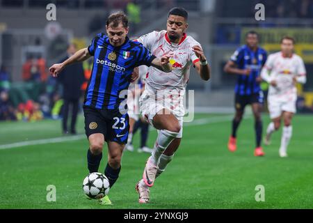 Milan, Italien. 26 novembre 2024. (G-d) Nicolo Barella du FC Internazionale concourt pour le ballon avec Benjamin Henrichs du RB Leipzig lors du match de football UEFA Champions League 2024/25 phase - Matchday5 entre le FC Internazionale et le RB Leipzig au San Siro Stadium crédit : dpa/Alamy Live News Banque D'Images