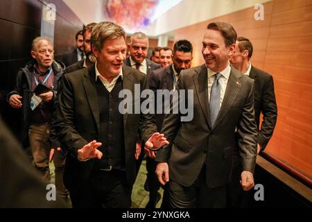 Berlin, Allemagne. 27 novembre 2024. Robert Habeck (Alliance 90/les Verts), ministre fédéral de l'économie et de la protection du climat, et le ministre turc de l'énergie et des ressources naturelles Alparslan Bayraktar (R) participent au Forum turco-allemand de l'énergie. Crédit : Kay Nietfeld/dpa/Alamy Live News Banque D'Images