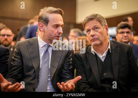 Berlin, Allemagne. 27 novembre 2024. Robert Habeck (Alliance 90/les Verts), ministre fédéral de l'économie et de la protection du climat, et le ministre turc de l'énergie et des ressources naturelles Alparslan Bayraktar (l) participent au Forum turco-allemand de l'énergie. Crédit : Kay Nietfeld/dpa/Alamy Live News Banque D'Images